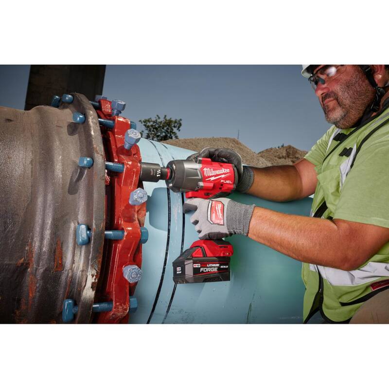 Llave de impacto inalámbrica sin escobillas Milwaukee M18 FUEL 18V de 1/2 pulgadas con anillo de fricción, con batería de 8.0 Ah y cargador - 2967-20-48-59-1880