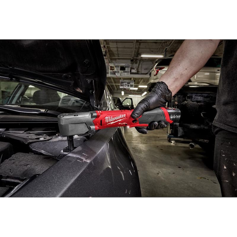 Milwaukee M12 FUEL 12V Llave de Impacto Angular Recta sin Escobillas Inalámbrica de 3/8 pulg. con Kit de Dos Baterías de 2.0 Ah - 2564-22.