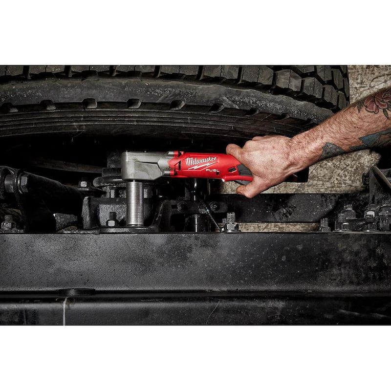 Milwaukee M12 FUEL 12V Llave de Impacto Angular Recta sin Escobillas Inalámbrica de 3/8 pulg. con Kit de Dos Baterías de 2.0 Ah - 2564-22.