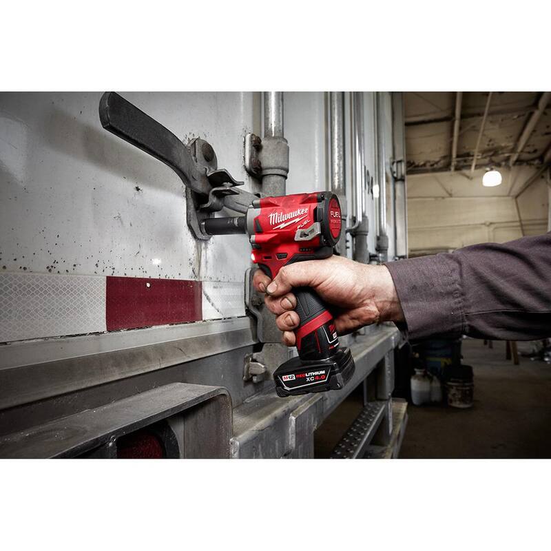 Milwaukee M12 FUEL 12V Llave de impacto inalámbrica compacta sin escobillas de 1/2 pulgadas con batería M12 XC de 4.0Ah y kit de inicio - 2555-20-48-59-2440.