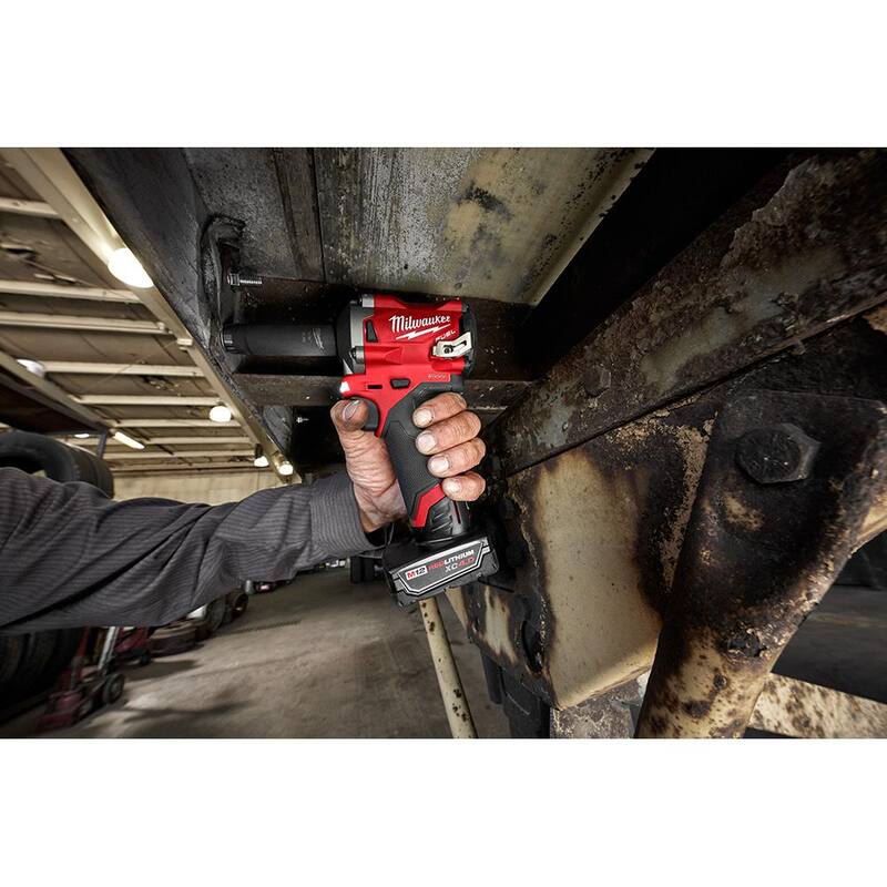 Milwaukee M12 FUEL 12V Llave de impacto inalámbrica compacta sin escobillas de 1/2 pulgadas con batería M12 XC de 4.0Ah y kit de inicio - 2555-20-48-59-2440.