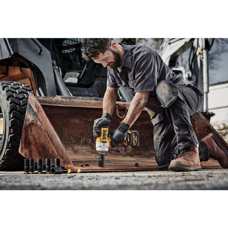 Llave de impacto inalámbrica sin escobillas DEWALT 20V MAX de 1/2 pulgadas con alto torque, kit con batería de 5Ah resistente al aceite y cargador - DCF961GP1