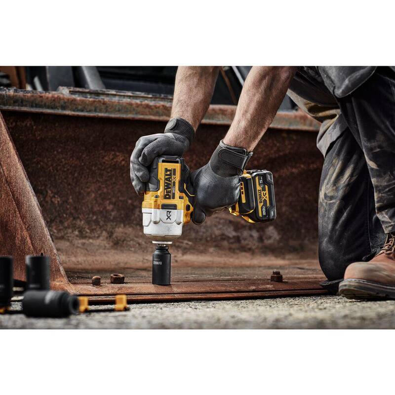 Llave de impacto inalámbrica sin escobillas DEWALT 20V MAX de 1/2 pulgadas con alto torque, kit con batería de 5Ah resistente al aceite y cargador - DCF961GP1