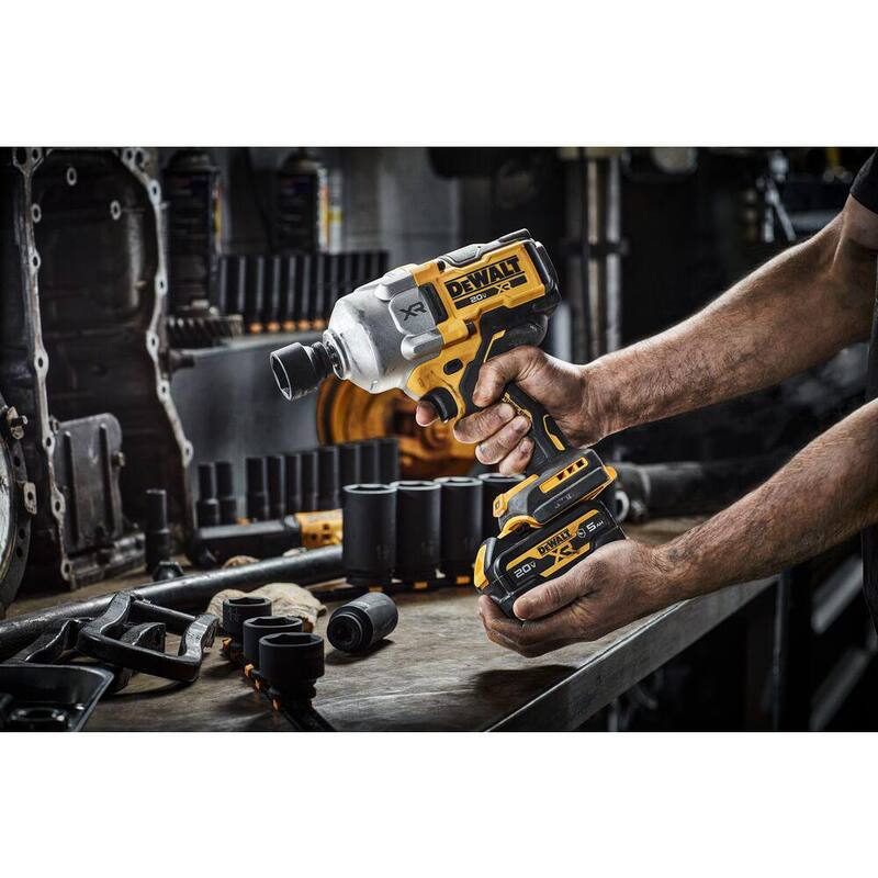 Llave de impacto inalámbrica sin escobillas DEWALT 20V MAX de 1/2 pulgadas con alto torque, kit con batería de 5Ah resistente al aceite y cargador - DCF961GP1