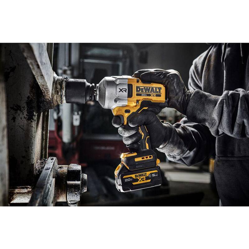 Llave de impacto inalámbrica sin escobillas DEWALT 20V MAX de 1/2 pulgadas con alto torque, kit con batería de 5Ah resistente al aceite y cargador - DCF961GP1