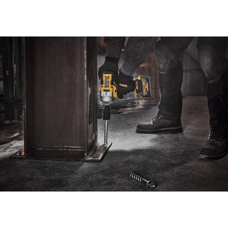 Llave de impacto inalámbrica sin escobillas DEWALT 20V MAX de 1/2 pulgadas con alto torque, kit con batería de 5Ah resistente al aceite y cargador - DCF961GP1
