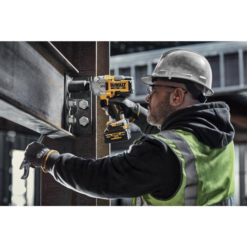 Llave de impacto inalámbrica sin escobillas DEWALT 20V MAX de 1/2 pulgadas con alto torque, kit con batería de 5Ah resistente al aceite y cargador - DCF961GP1