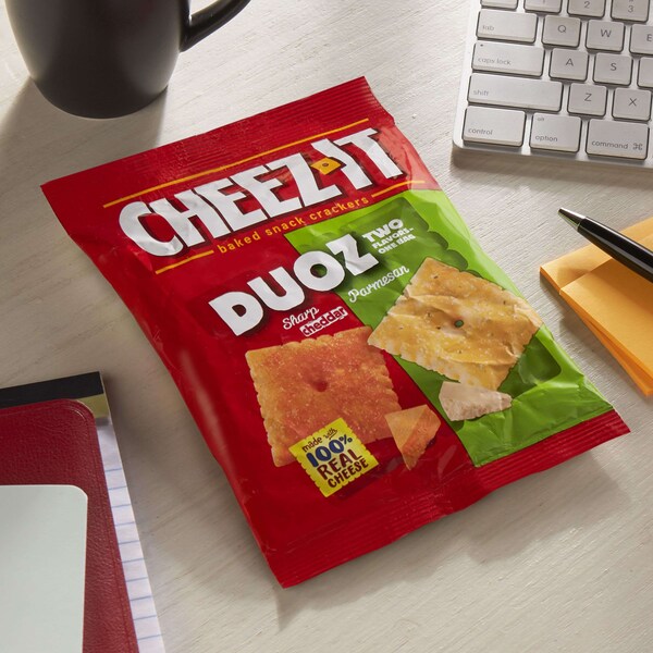 Cheez-It Cheez-It Mezcla de bocadillos de Sharp Cheddar & Parmesan Cheez-It Mix 4.3 oz. Bolsa, paquete de 6 - 2410057728