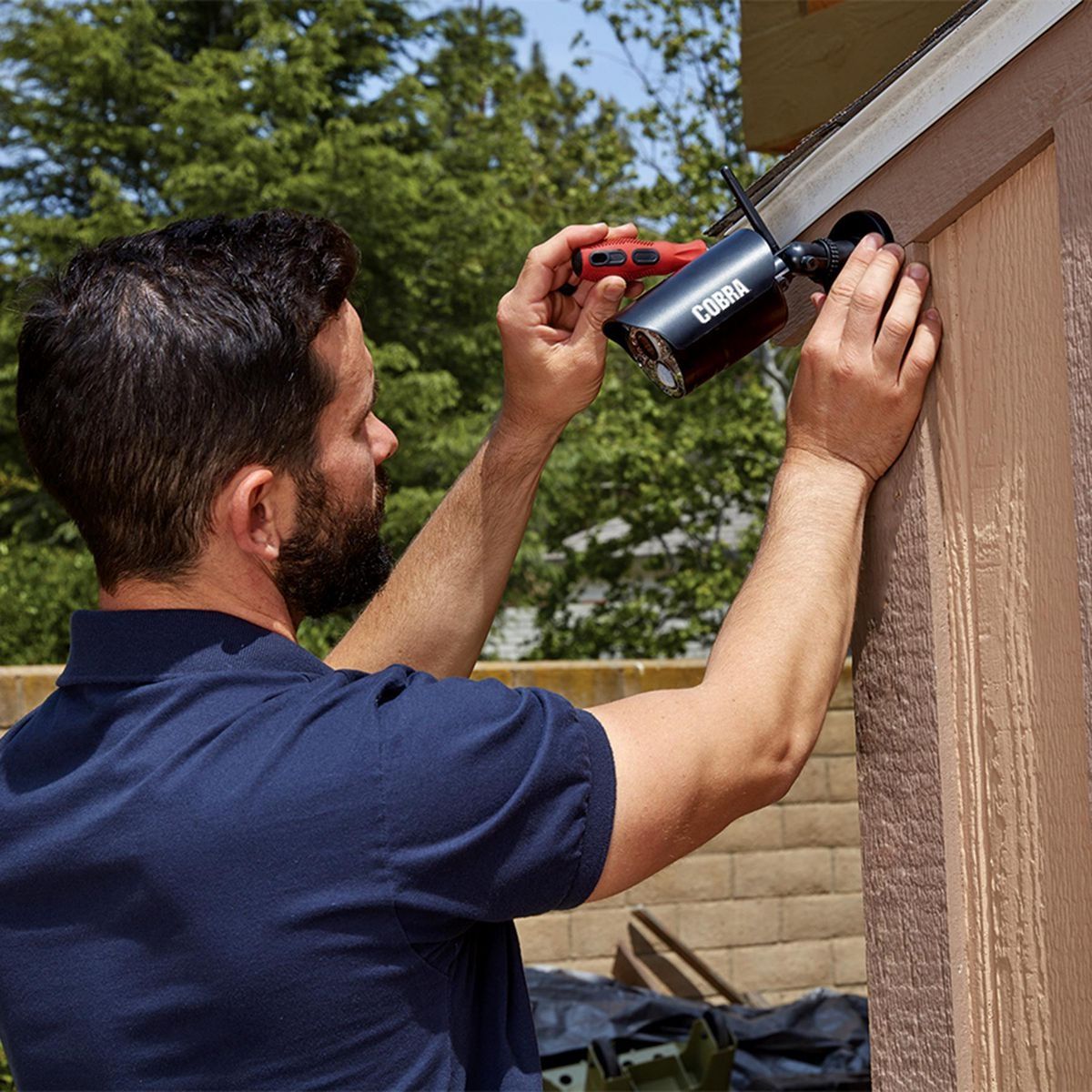 Cámara de vigilancia inalámbrica a color Cobra HD para interiores/exteriores con visión nocturna - 57989