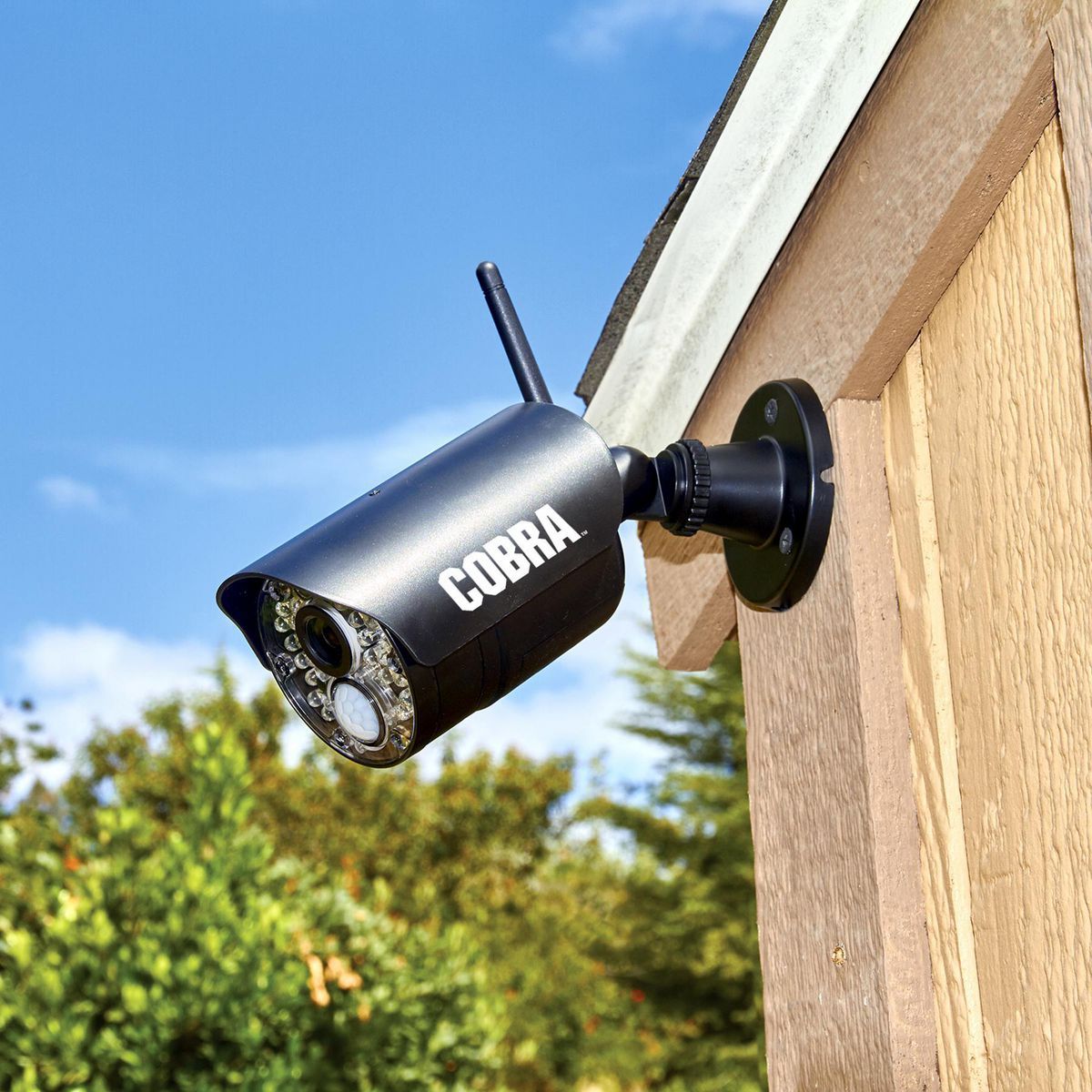 Cámara de vigilancia inalámbrica a color Cobra HD para interiores/exteriores con visión nocturna - 57989