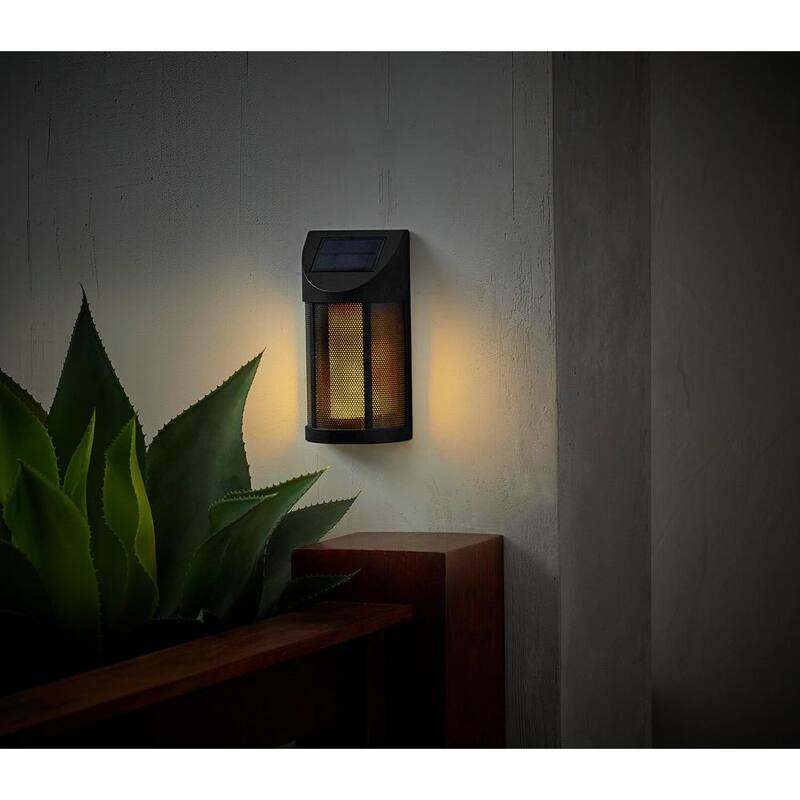 Linterna de pared Hampton Bay Ambrose Solar 6 Lúmenes de LED Integrado en Negro Mate con Efecto de Llama Parpadeante; Resistente al Clima - 93910