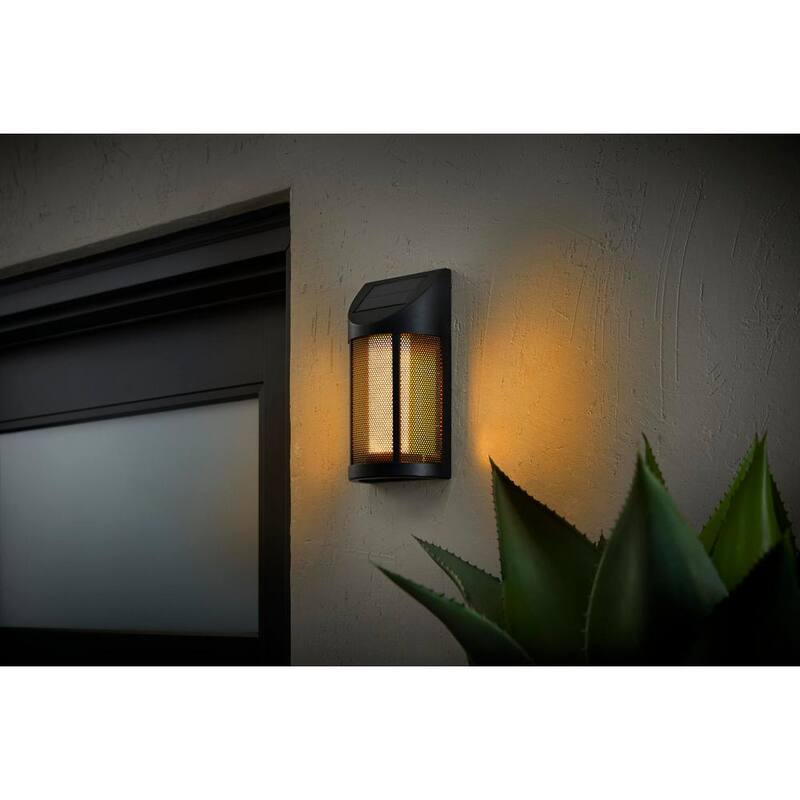 Linterna de pared Hampton Bay Ambrose Solar 6 Lúmenes de LED Integrado en Negro Mate con Efecto de Llama Parpadeante; Resistente al Clima - 93910