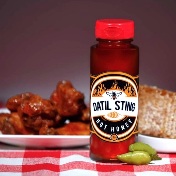 Mercado Mundial de Miel - Datil Sting Chiles Picantes Más Calientes Miel de Pimienta 12 oz Botella - DS-5097