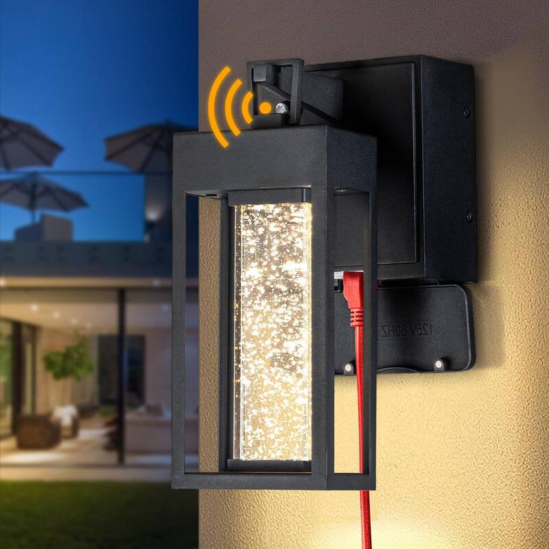 Linterna de pared exterior con sensor de anochecer a amanecer, LED moderno, color negro mate, con cristal sembrado y tomacorrientes integrados GFCI - H7138W07A de ALOA DECOR