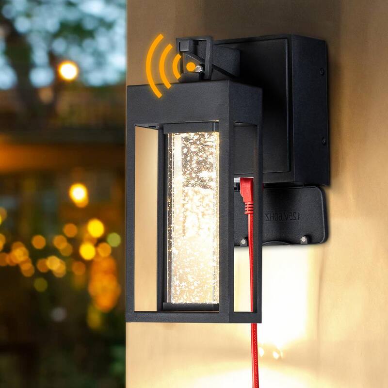 Linterna de pared exterior con sensor de anochecer a amanecer, LED moderno, color negro mate, con cristal sembrado y tomacorrientes integrados GFCI - H7138W07A de ALOA DECOR