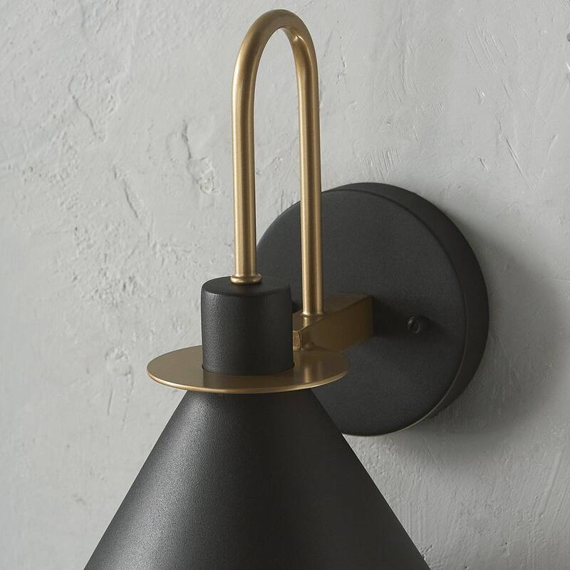 Colección de Decoradores para el Hogar: Lámpara de Pared de Granero al Aire Libre con Cableado Duro Cagney de 12.37 pulgadas, Moderna de 1 Luz en Negro Arena con Detalles Dorados - 28230