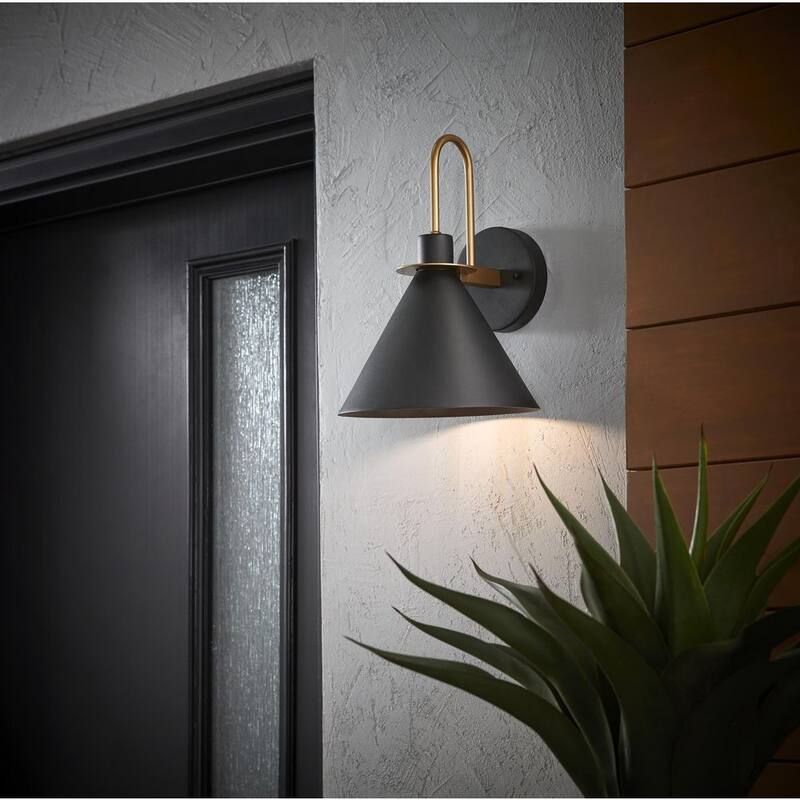 Colección de Decoradores para el Hogar: Lámpara de Pared de Granero al Aire Libre con Cableado Duro Cagney de 12.37 pulgadas, Moderna de 1 Luz en Negro Arena con Detalles Dorados - 28230