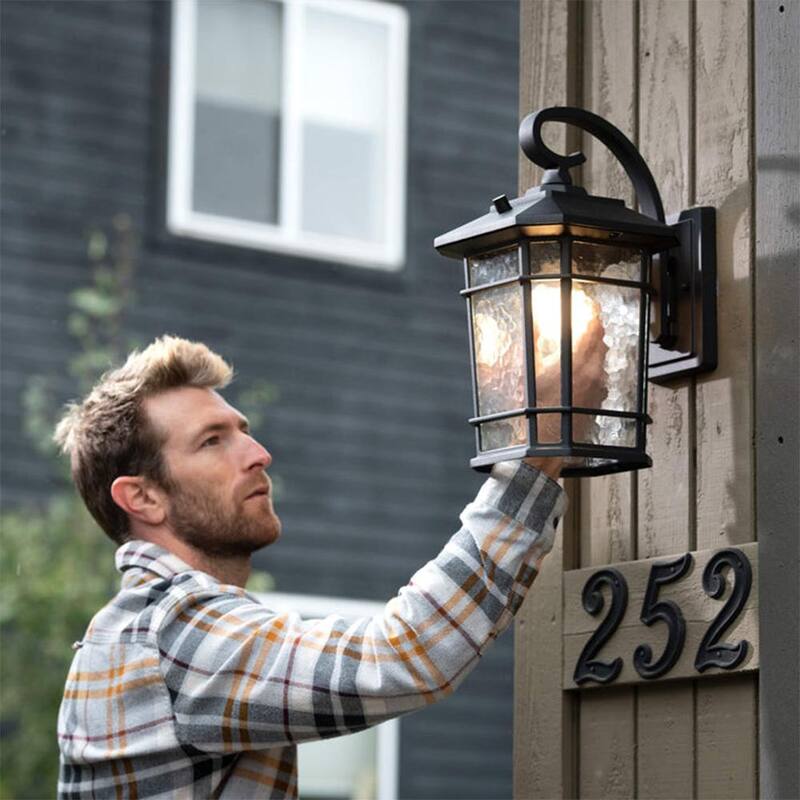 Lámpara de pared exterior negra con luz LED KODA Williams de 15.5 pulgadas y horno estilo vidrio martillado que se enciende al anochecer (incluye foco) - LM030142-1