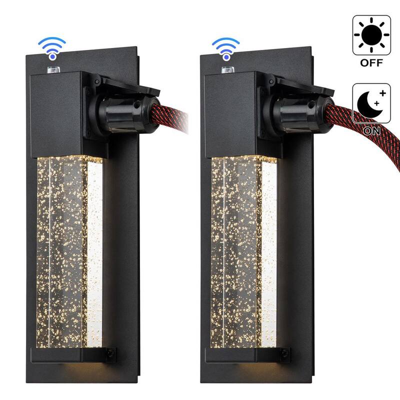 Luz de pared exterior LED C Cattleya Mate Negro de Anochecer a Amanecer con Enchufe y Vidrio de Burbuja Transparente (Paquete de 2) - CA2310-2W