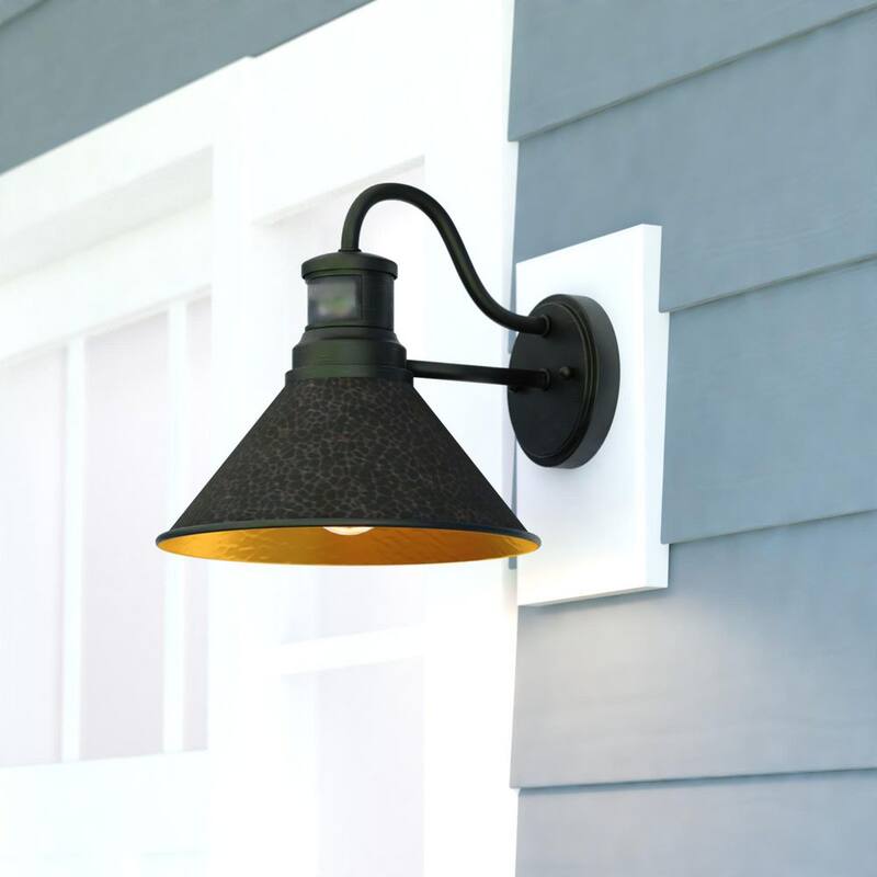 VAXCEL Outland 10 pulg. W Lámpara de Pared Exterior con Sensor de Movimiento Anochecer a Amanecer en Metal Martillado Bronce Rústico - T0669