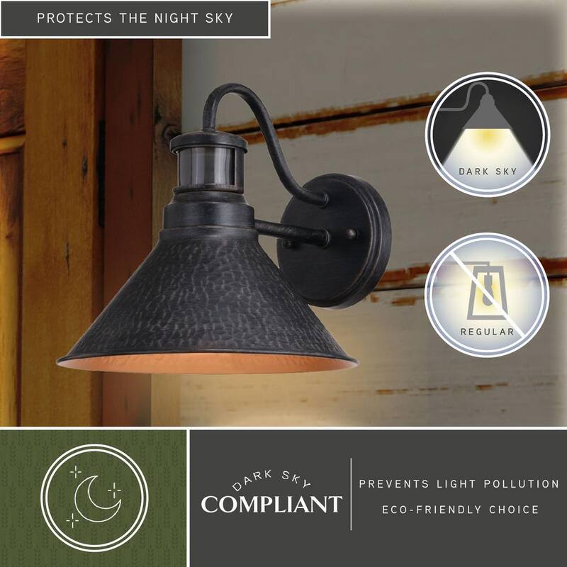 VAXCEL Outland 10 pulg. W Lámpara de Pared Exterior con Sensor de Movimiento Anochecer a Amanecer en Metal Martillado Bronce Rústico - T0669