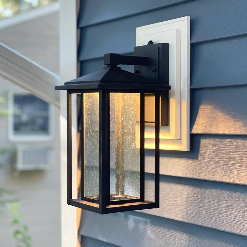 Luminaria de pared exterior LED negra de una luz Maxxima con cristal abovedado y sensor de anochecer a amanecer - MEL-15125W.