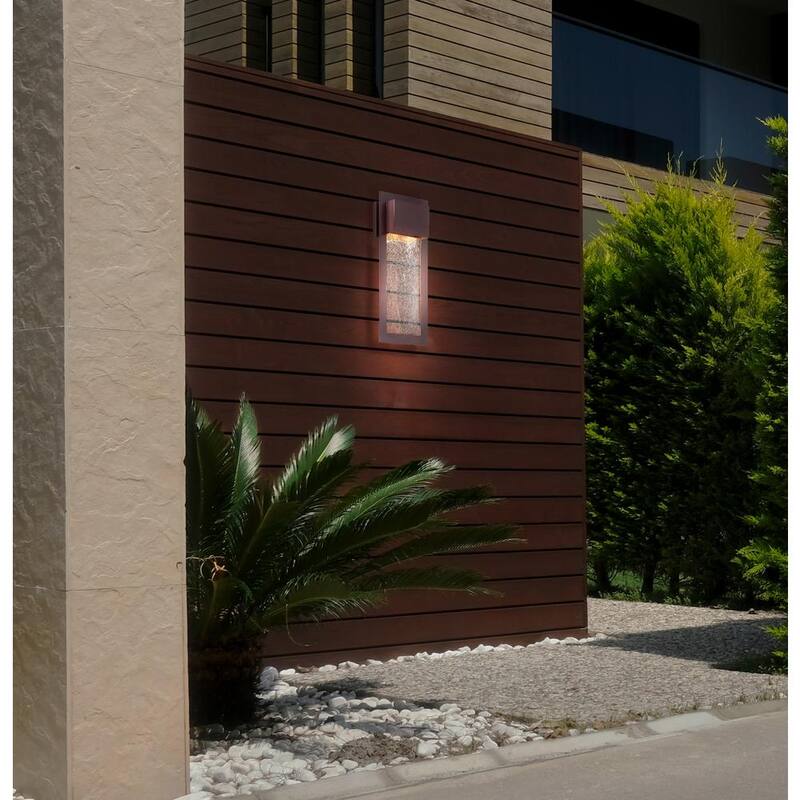Los grandes espacios al aire libre de Minka Lavery Westgate - Montaje de pared exterior en bronce alder de 2 luces - 72383-246.