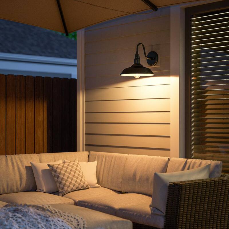 Colección de Decoradores para el Hogar Bell Ridge 13 in. 1 luz Lámpara de Pared Exterior con Linterna de Pared Dura en Negro con Pantalla Interior Dorada - HDP98269