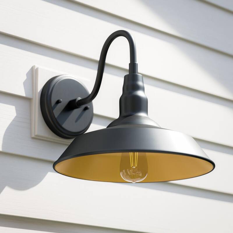 Colección de Decoradores para el Hogar Bell Ridge 13 in. 1 luz Lámpara de Pared Exterior con Linterna de Pared Dura en Negro con Pantalla Interior Dorada - HDP98269