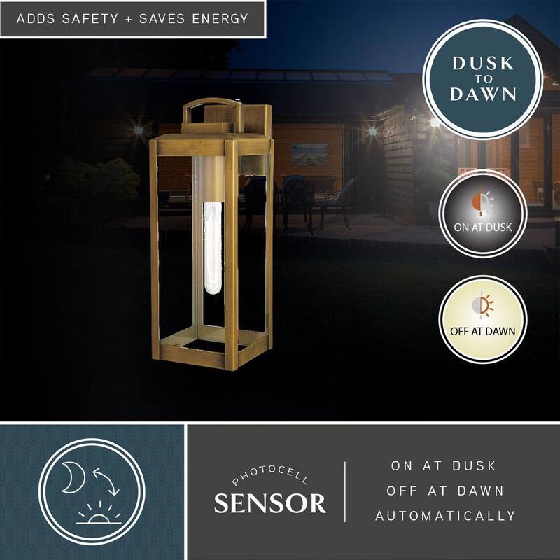 VAXCEL Kinzie 16.75 in. H 1-Light Dusk to Dawn Gold Vintage Brass Hardwired Outdoor Wall Lantern Fixture with Clear Glass - T0707 
Lámpara de pared exterior VAXCEL Kinzie de 16.75 pulgadas de alto con luz de un foco, atardecer a amanecer, estilo vintage de latón dorado, con cristal transparente - T0707