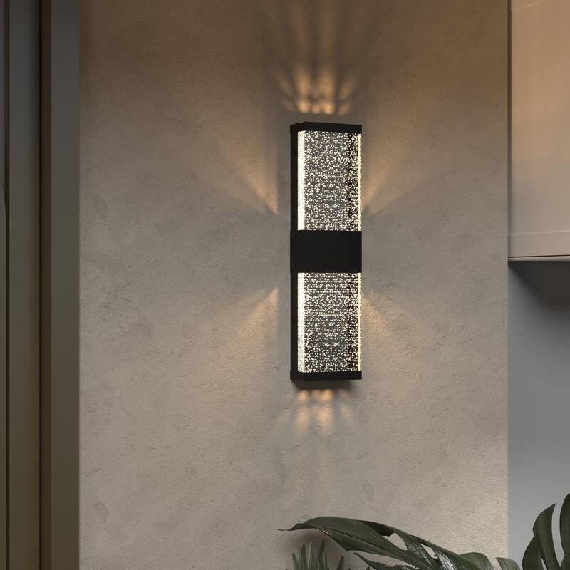 Lámpara de pared frontal exterior LED con cristal de burbujas en negro arena del anochecer al amanecer Maxax Decorators 15 pulgadas - 7032-1BK