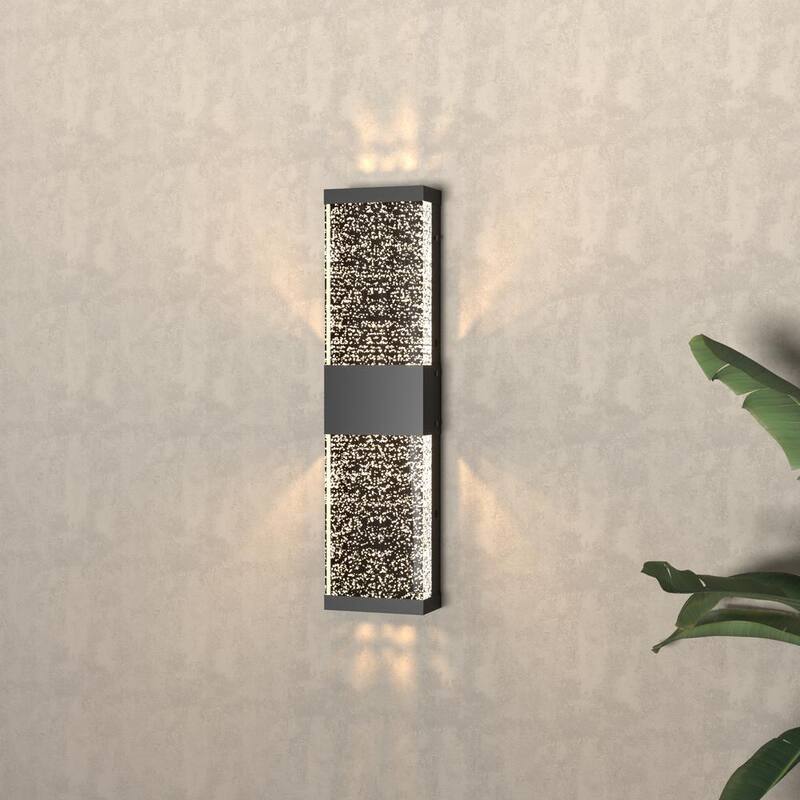 Lámpara de pared frontal exterior LED con cristal de burbujas en negro arena del anochecer al amanecer Maxax Decorators 15 pulgadas - 7032-1BK