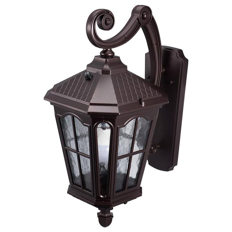 Luz de pared exterior LED marrón de 1 luz KODA Bentham 19.4 in con vidrio martillado de iluminación al anochecer (bombilla incluida) - LM57753-1