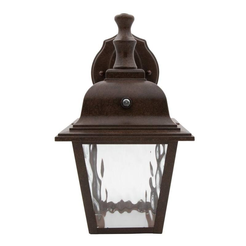 Lámpara de pared de exterior Maxxima de 1 luz en bronce envejecido con sensor de luz y vidrio claro con agua - MEL-9126BW