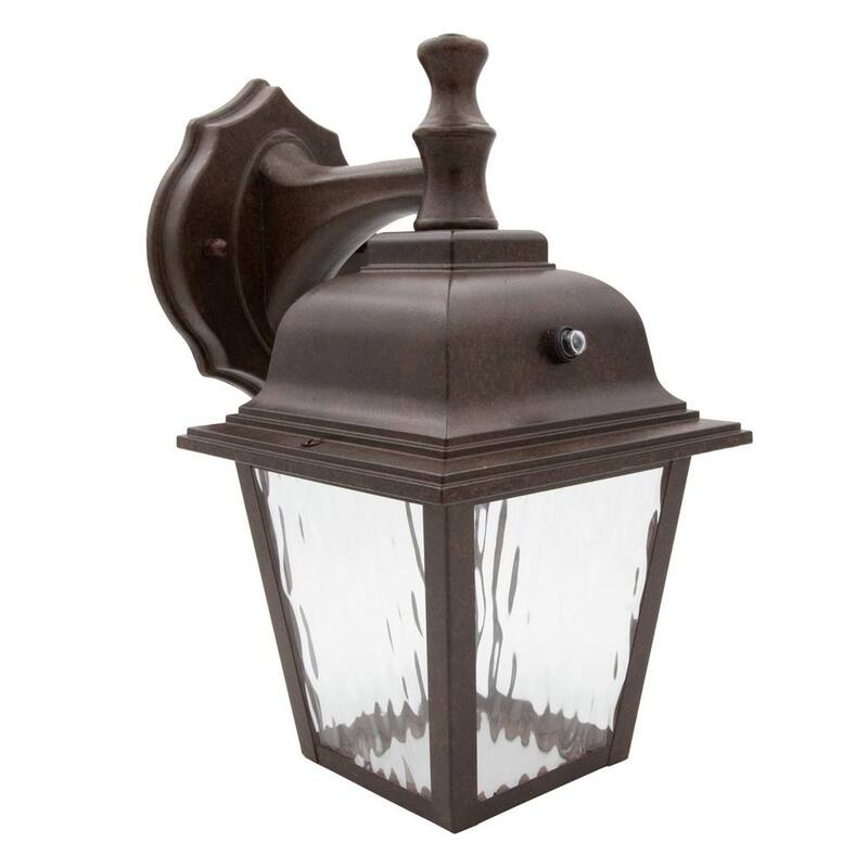 Lámpara de pared de exterior Maxxima de 1 luz en bronce envejecido con sensor de luz y vidrio claro con agua - MEL-9126BW