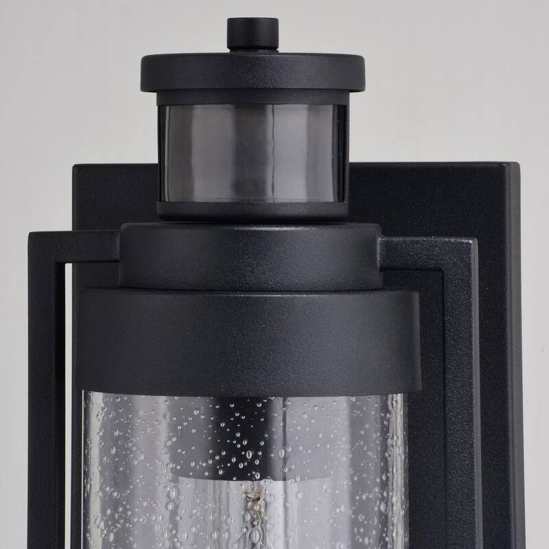 Lámpara de pared exterior VAXCEL Lawton Steel LED Compatible Black con Sensor de Movimiento al Anochecer y al Amanecer de Cristal Transparente Transicional - T0749