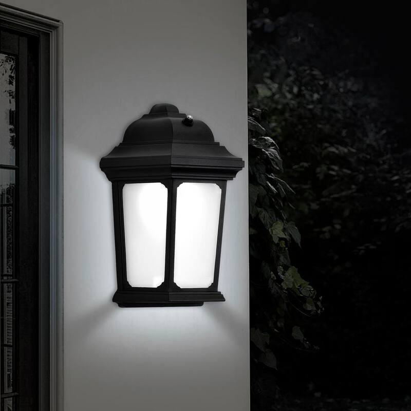 Lámpara de pared exterior con farol de cristal esmerilado de 5000K y acabado negro Edvivi 8 pulgadas LED con fotocélula para amanecer y atardecer con cable duro (paquete de 2) - LED5705BK-2PK