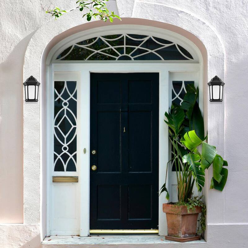 Lámpara de pared exterior con farol de cristal esmerilado de 5000K y acabado negro Edvivi 8 pulgadas LED con fotocélula para amanecer y atardecer con cable duro (paquete de 2) - LED5705BK-2PK