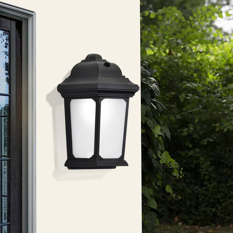 Lámpara de pared exterior con farol de cristal esmerilado de 5000K y acabado negro Edvivi 8 pulgadas LED con fotocélula para amanecer y atardecer con cable duro (paquete de 2) - LED5705BK-2PK