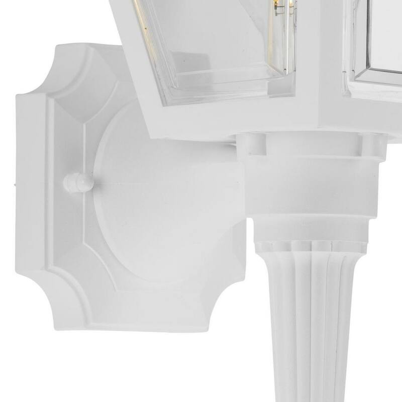 Lámpara de pared grande de exterior tradicional con pantalla acrílica biselada blanca clara de 1 luz de la colección Mansard de Progress Lighting - P5815-30.