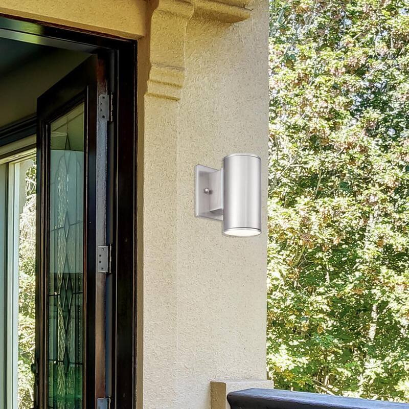 Aplique este título: Lámpara de pared exterior LED de 6 pulgadas en color platino satinado Barrow de Designers Fountain - LED33001-SP