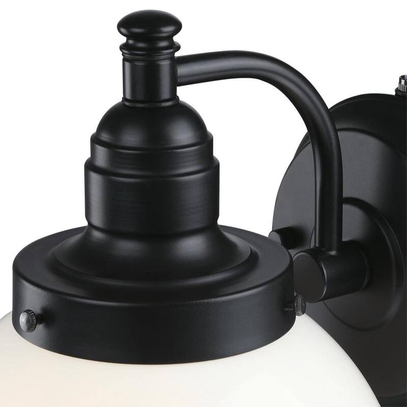 Aplique de pared para exteriores Westinghouse Eddystone de 1 luz en color negro mate con cristal blanco opalino y sensor de atardecer a amanecer - 6121400