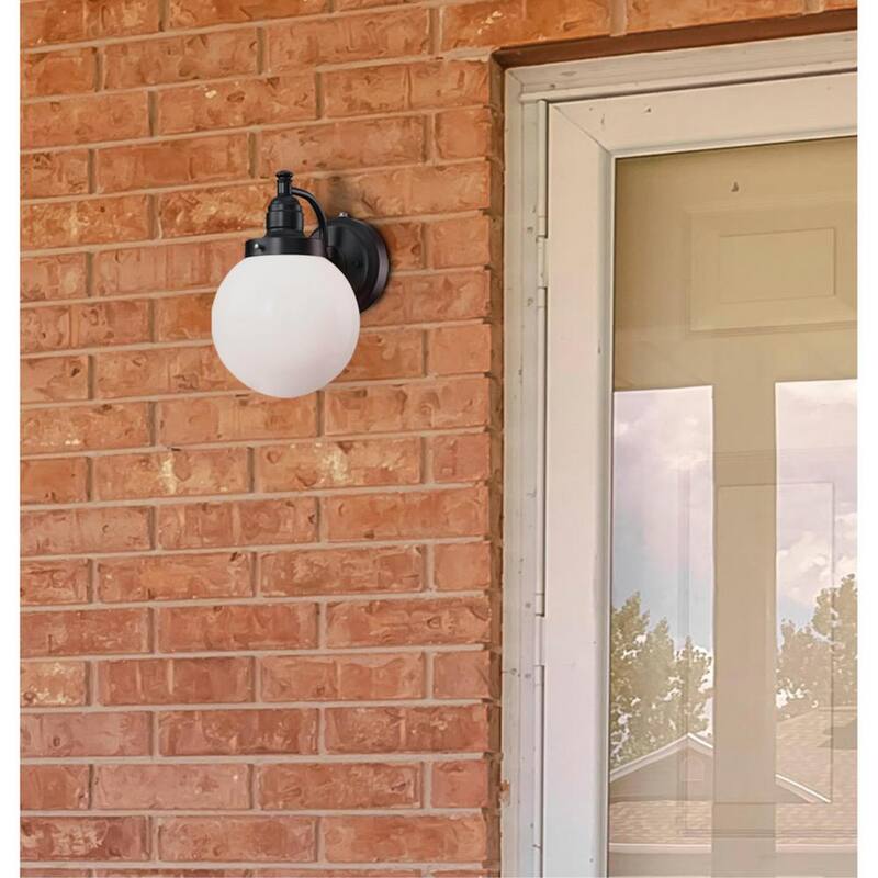 Aplique de pared para exteriores Westinghouse Eddystone de 1 luz en color negro mate con cristal blanco opalino y sensor de atardecer a amanecer - 6121400