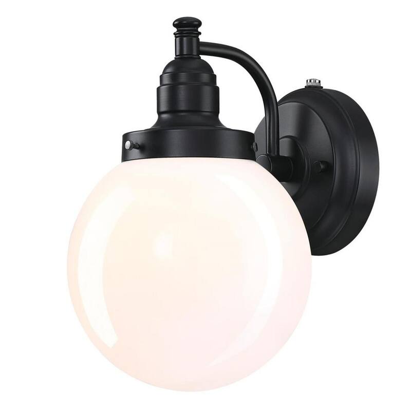 Aplique de pared para exteriores Westinghouse Eddystone de 1 luz en color negro mate con cristal blanco opalino y sensor de atardecer a amanecer - 6121400
