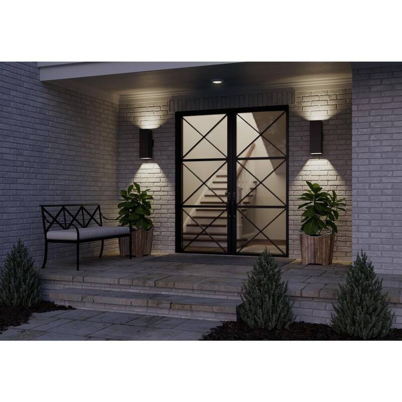 Lámpara de pared moderna negra cuadrada de 6" con dos luces de Progress Lighting para espacios exteriores con salida de luz hacia arriba y hacia abajo - P5644-31