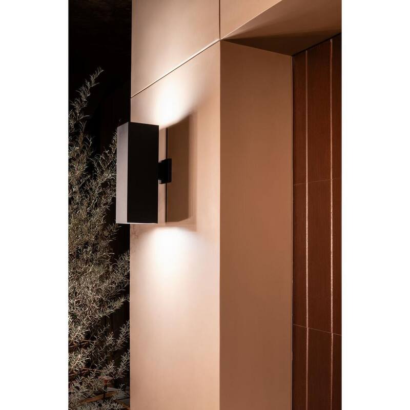 Lámpara de pared moderna negra cuadrada de 6" con dos luces de Progress Lighting para espacios exteriores con salida de luz hacia arriba y hacia abajo - P5644-31