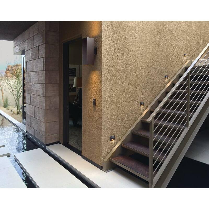 Lámpara de pared moderna negra cuadrada de 6" con dos luces de Progress Lighting para espacios exteriores con salida de luz hacia arriba y hacia abajo - P5644-31