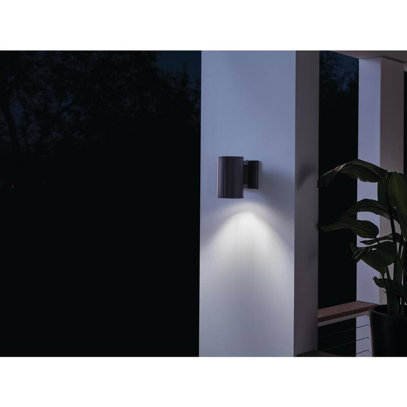 Lámpara de pared estilo linterna KICHLER Independence de 7 pulgadas con cableado duro para exteriores en negro y 1 luz, no incluye focos (paquete de 1) - 9234BK