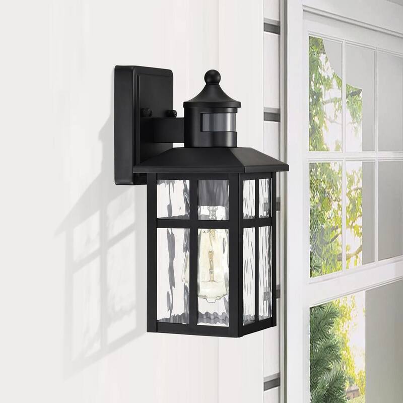 Edvivi 12 pulg. Aplique de pared exterior con sensor de movimiento de 1 luz en negro mate con luz de atardecer a amanecer y vidrio ondulado de agua - EW671S-BK