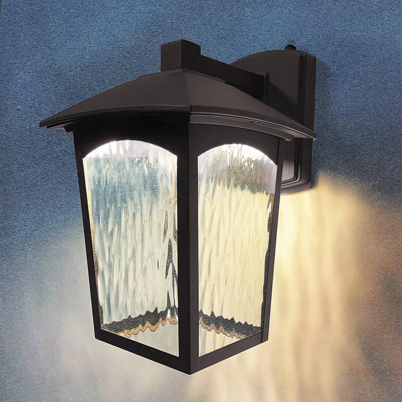 Lámpara de pared exterior Maxxima LED para porche, color bronce con vidrio de agua, sensor de anochecer al amanecer, 800 lúmenes, luz cálida de 3000K.